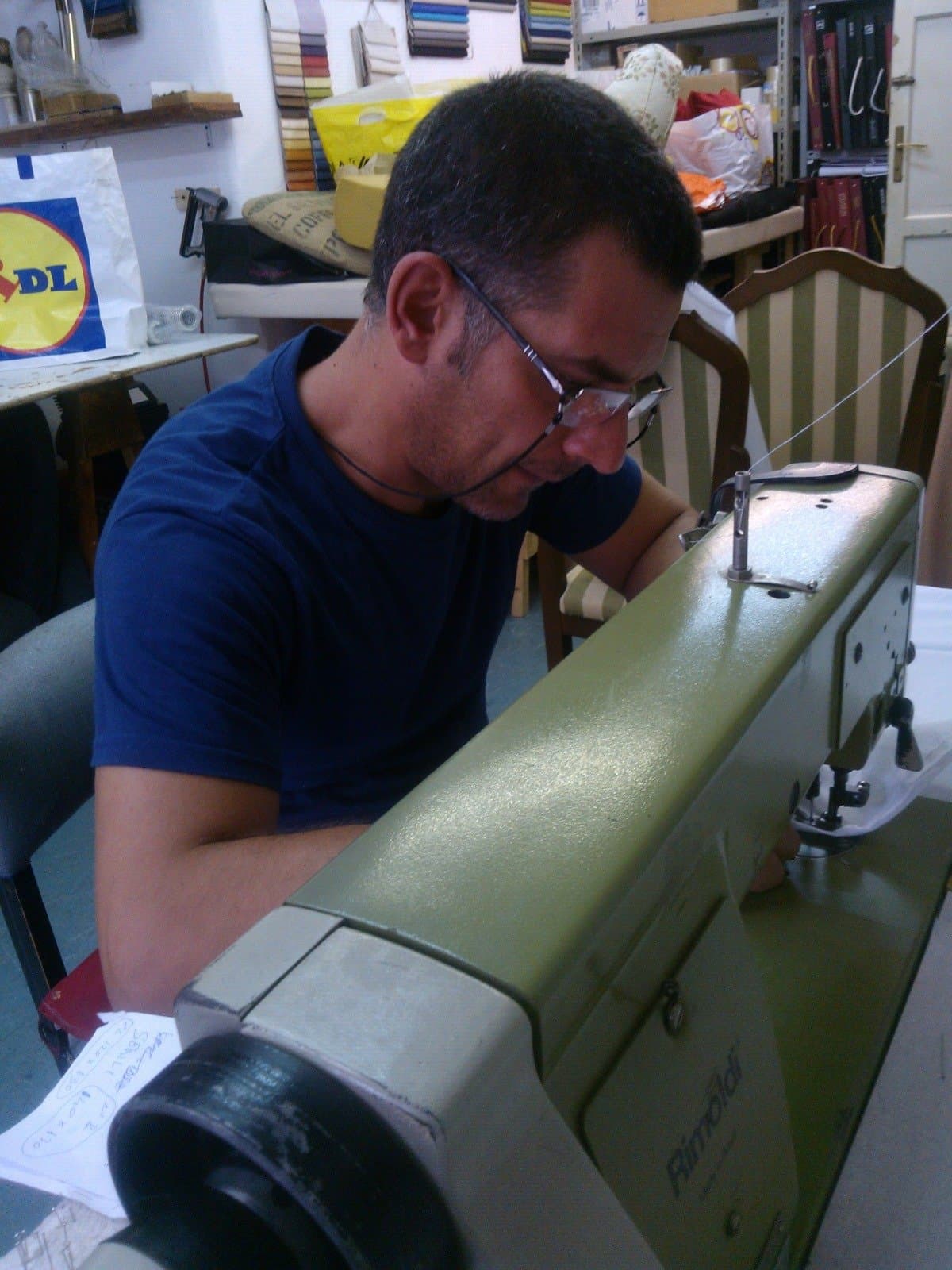 Alessandro cuce alla macchina Rimoldi del laboratorio