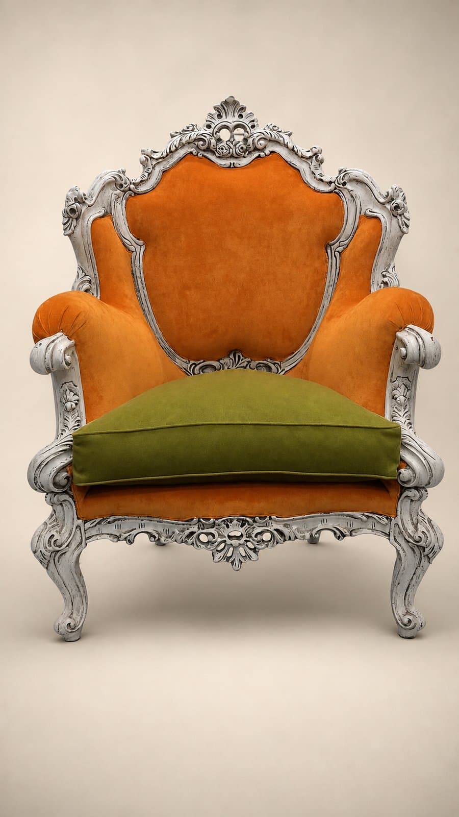 Poltrona barocca con intaglio bianco, velluto arancio e cuscino verde oliva