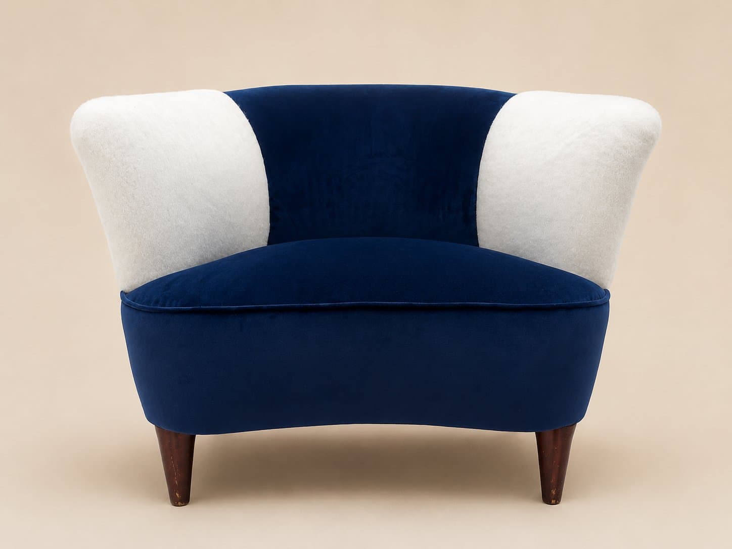 Poltroncina a pozzetto in velluto blu e bouclé bianco