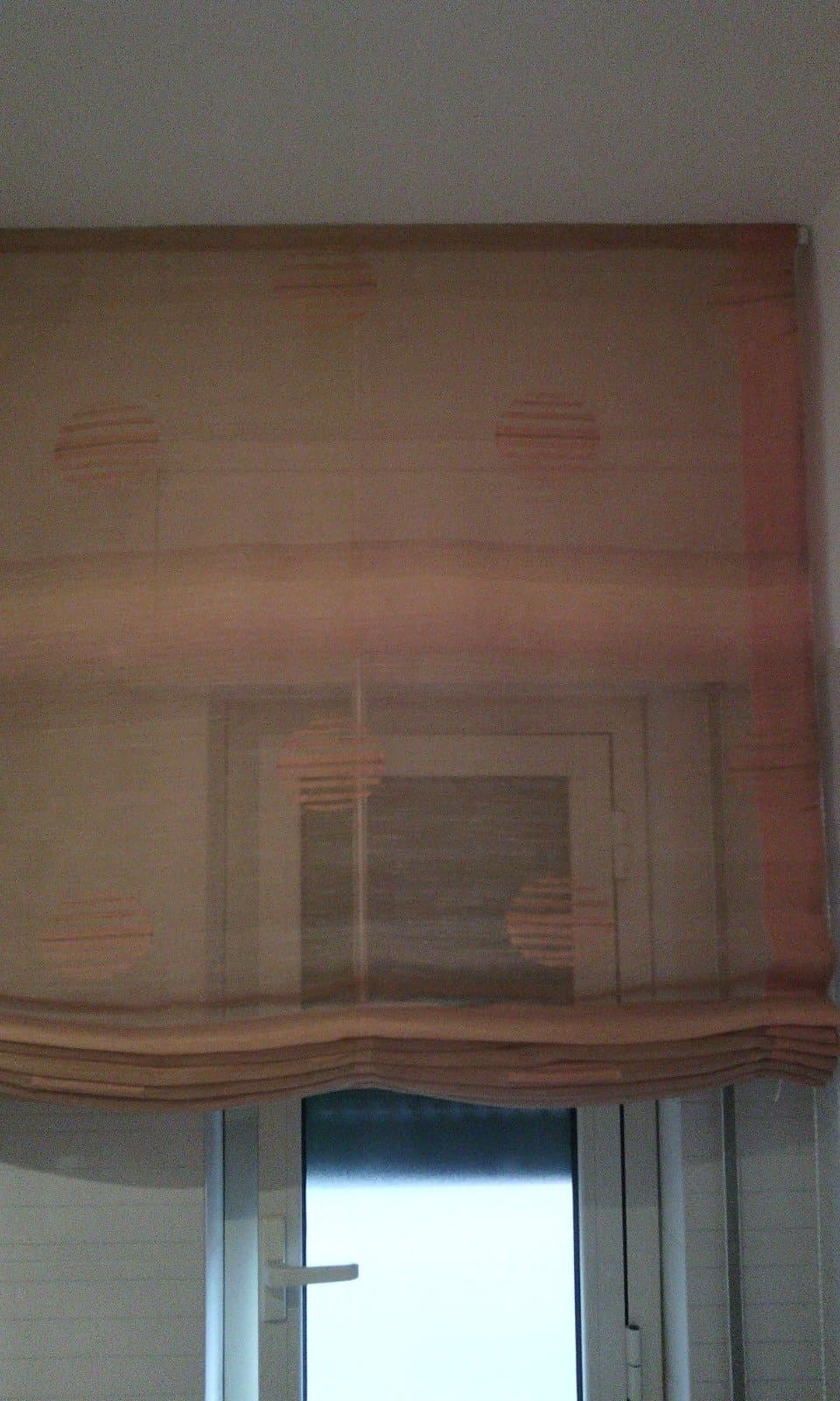 Tenda a pacchetto a righe tenui su porta finestra
