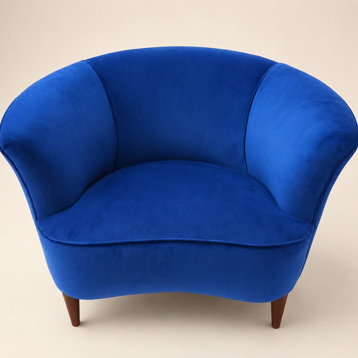 Poltrona curva rivestita in velluto blu elettrico nel laboratorio Mascolino