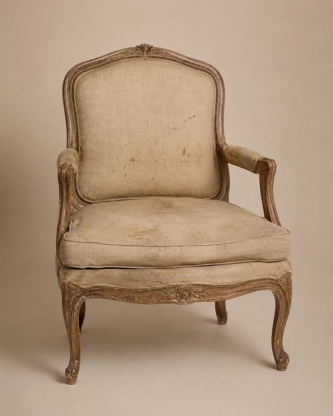 Poltrona Luigi XV prima del restauro, tessuto consumato e macchiato